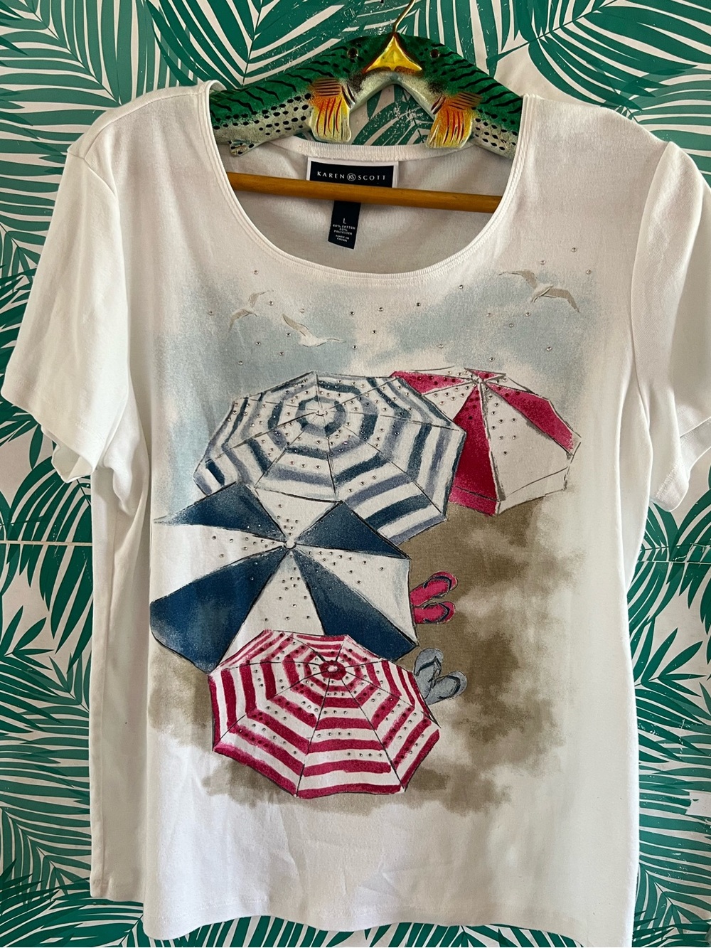 Karen Scott coastal scene w/ beach umbrellas & rhinestones White Tee Sz L